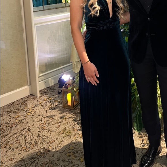 Emerald Green Crushed Velvet Dress - SIZE 8 - Picture 5 of 6